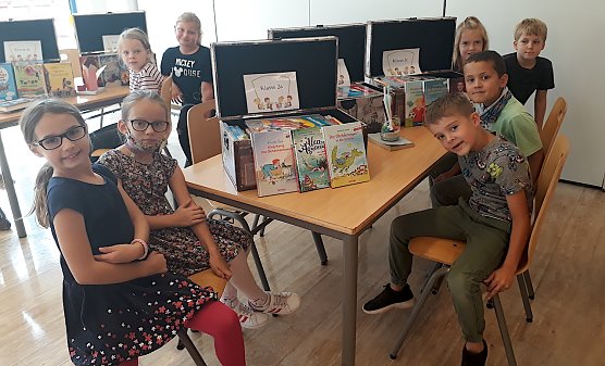 Östertaler Grundschüler mit dem "Lesekoffer" (Foto: H. Hambrock-Bartsch) Östertaler Grundschüler mit dem "Lesekoffer" (Foto: H. Hambrock-Bartsch)