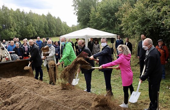 Viel Politprominenz aus Th&uuml;ringen und Niedersachsen vereinte sich an Bau (Foto: J.Piper)