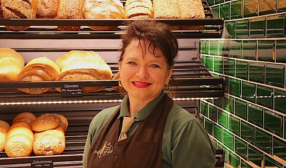 Ramona Svatos an ihrem Lieblingsort: hinter dem Verkaufstresen (Foto: oas) Ramona Svatos an ihrem Lieblingsort: hinter dem Verkaufstresen (Foto: oas)