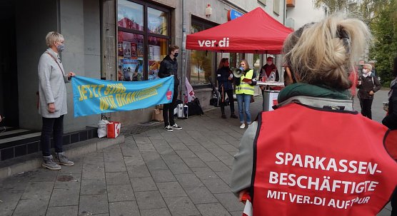 Das erste Aufbegehren seit 30 Jahren - Mitarbeiter der Nordh&auml;user Kreissparkasse demonstrierten heute vor dem Kino (Foto: agl)