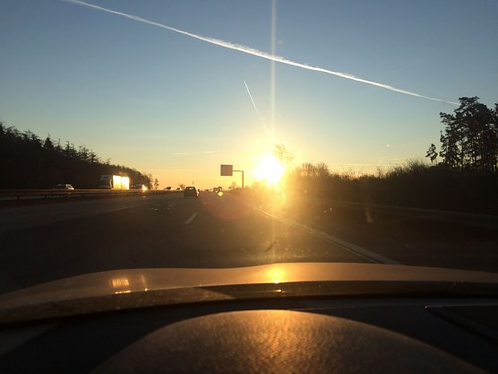 Tiefstehende Sonne kann lebensgefährlich werden (Foto: TÜV Thüringen) Tiefstehende Sonne kann lebensgefährlich werden (Foto: TÜV Thüringen)