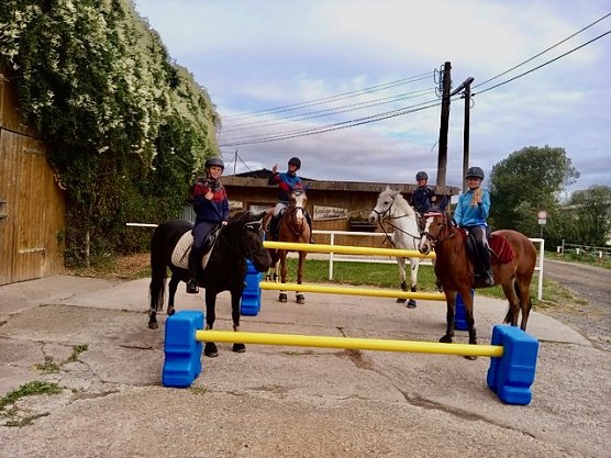 Jugend hoch zu Ross beim Reitverein Helenenhof in Lipprechterode (Foto: Gemeinde Lipprechterode)