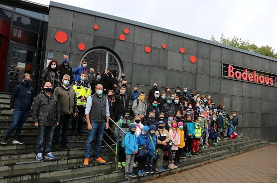 Gruppenbild vorm Badehaus (Foto: LRA Nordhausen) Gruppenbild vorm Badehaus (Foto: LRA Nordhausen)