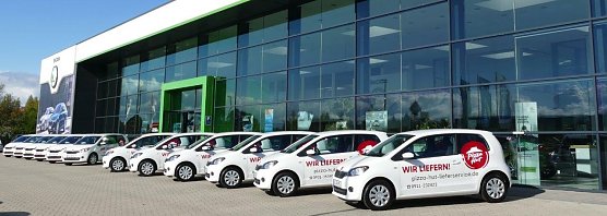 BU: Heute noch vor der Skoda-Autowelt � bald schon in Deutschlands S&uuml;den: Zw&ouml;lf Skoda Citigo sind demn&auml;chst als Lieferfahrzeuge f&uuml;r Pizza-Hut in Bayern, Hessen und Sachsen unterwegs. (Foto: H.Fischer)