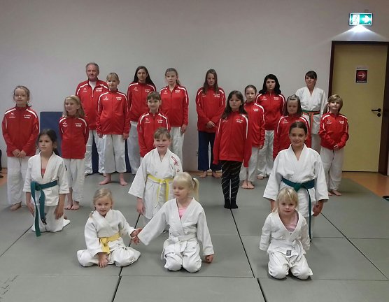 Die Selbstverteidigungsgruppe M&auml;dchen - Frauen aus Heringen konnte sich jetzt &uuml;ber neue Trainingsjacken freuen (Foto: JSC 99 Heringen e.V)