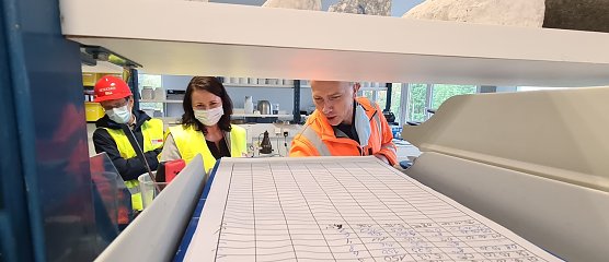 Anja Siegesmund l&auml;sst sich von Werkleiter Andr&eacute; N&ouml;ller die Abl&auml;ufe im Labor in Ellrich erkl&auml;ren. (Foto: nnz)