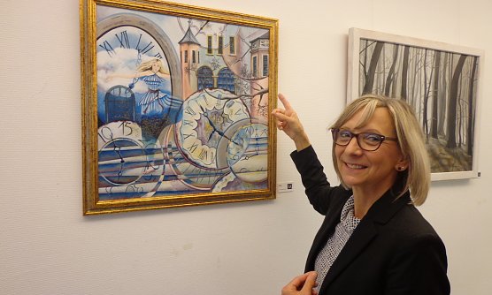 Regina Jeznita vor ihren Bildern (Foto: HG Backhaus) Regina Jeznita vor ihren Bildern (Foto: HG Backhaus)