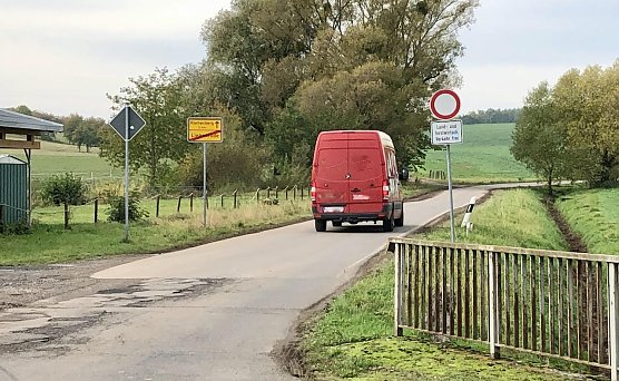 Da rumpelt er hin, verbotener Weise. Wir haben aber das Kennzeichen vorsichtshalber verpixelt (Foto: R.Krone)
