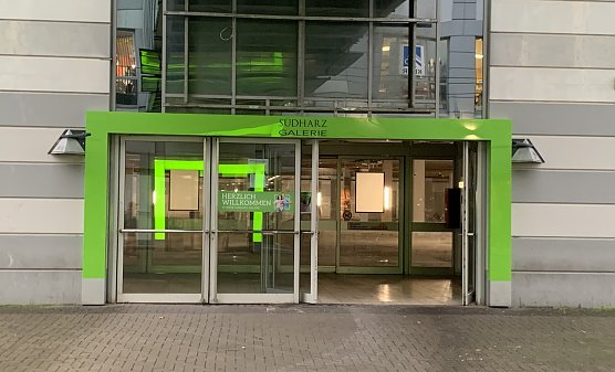 Die T&uuml;r ist schon neu verkleidet, am Inhalt wird gearbeitet (Foto: oas)