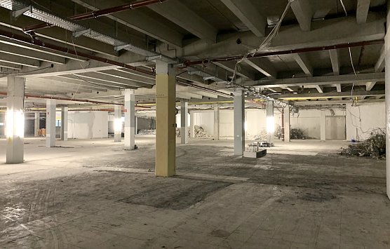 Das entkernte Geb&auml;ude wird einem REWE-Markt neuen Raum bieten (Foto: oas)