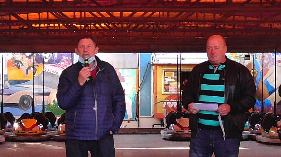 Die Kelbraer Kirmes wurde von B&uuml;rgermeister Lothar Bornkessel (links im Bild) und Schausteller Peter Lutze er&ouml;ffnet (Foto: Ulrich Reinboth)