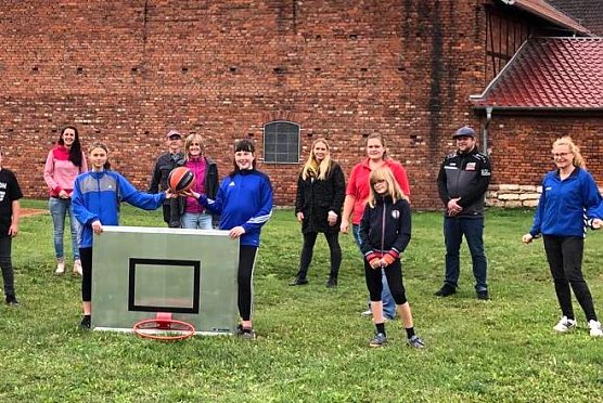Lilllith Spintge und Charlotta Linde am Basketballkorb im Kreise ihrer Unterstützer (Foto: S.Beer) Lilllith Spintge und Charlotta Linde am Basketballkorb im Kreise ihrer Unterstützer (Foto: S.Beer)