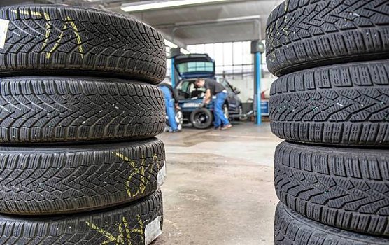 Die Ausr&uuml;stung ist den Witterungsverh&auml;ltnissen anzupassen, hei&szlig;t es in der Stra&szlig;enverkehrsordnung. Autofahrer, die sich daran nicht halten, sollten wissen, dass mangelhafte Bereifung auch zu Konsequenzen beim Versicherungsschutz f&uuml;hren kann (Foto: HUK-COBURG)