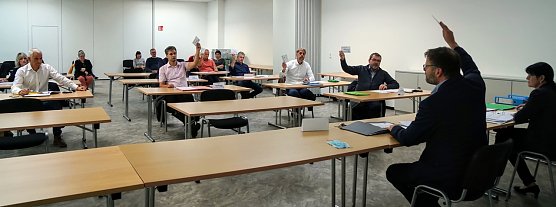 Die Verbandsr&auml;te stimmten f&uuml;r die Aufnahme der sechs Goldene-Aue-Orte ab kommendem Jahr. Die Verbandsversammlung fand aus Gr&uuml;nden des Schutzes vor Corona nicht im Geb&auml;ude des Wasserverbandes statt, sondern im Seminarraum der Skoda-Autowelt in der Halleschen Stra&szlig;e. (Foto: WVN/Susanne Schedwill)