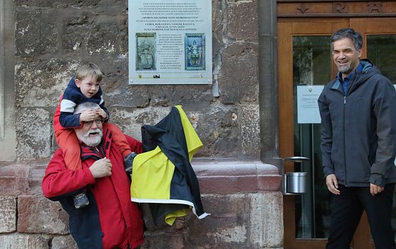 Bei der Enth&uuml;llung gab es tatkr&auml;ftige Unterst&uuml;tzung vom Nachwuchs (Foto: agl)