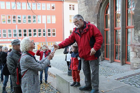 F&uuml;r das Ehepaar Sourell gab es eine besondere Flasche Nordh&auml;user Schnaps (Foto: agl)