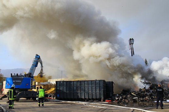 Großbrand in Schrotthandel gelöscht (Foto: Silvio Dietzel) Großbrand in Schrotthandel gelöscht (Foto: Silvio Dietzel)