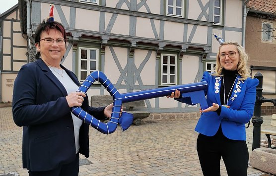 G&ouml;rsbachs B&uuml;rgermeisterin Angela Simmen &uuml;brgibt den Schl&uuml;ssel an die Pr&auml;sidentin des G&ouml;rsbacher Karnevalvereins, Mandy Henning (Foto: D.Steinecke)