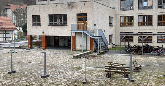 Eingezäunte Gemeinschaftsunterkunft in Sülzhayn (Foto: privat) Eingezäunte Gemeinschaftsunterkunft in Sülzhayn (Foto: privat)