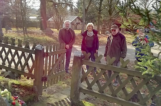 Am Kriegerdenkmal in Sophienhof (Foto: W.J&ouml;rgens)
