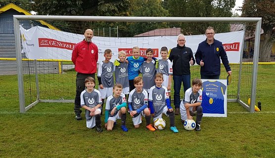 Die E-Jugend des VfL 28 Ellrich mit dem Spender (Foto: M.Eichel) Die E-Jugend des VfL 28 Ellrich mit dem Spender (Foto: M.Eichel)