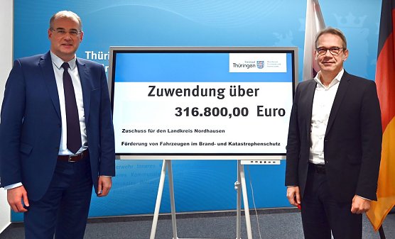 Der Th&uuml;ringer Innenminister Georg Maier hat heute Landrat Matthias Jendricke die F&ouml;rdermittelbescheide f&uuml;r vier weitere Feuerwehrfahrzeuge f&uuml;r den Landkreis Nordhausen &uuml;bergeben (Foto: Carsten Ludwig)