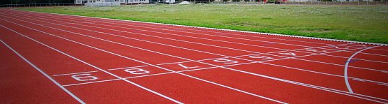 Auf die Pl&auml;tze, fertig, los: der Hohekreuz-Sportplatz ist nun auch fit f&uuml;r gr&ouml;&szlig;ere Wettk&auml;mpfe (Foto: agl)