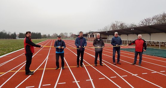 Zur &Uuml;bergabe lobten Sportler und Verwaltung noch einmal ausdr&uuml;cklich die gute Zusammenarbeit (Foto: agl)
