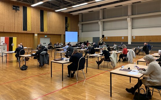 Der Stadtrat im Corona-Modus tagte erneut in der Ballspielhalle (Foto: oas)