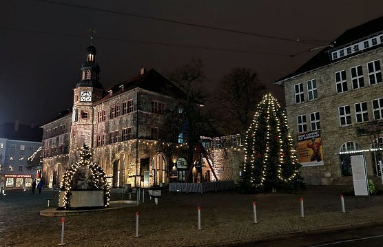 Der Rathausplatz im Lichterglanz (Foto: P.Blei)