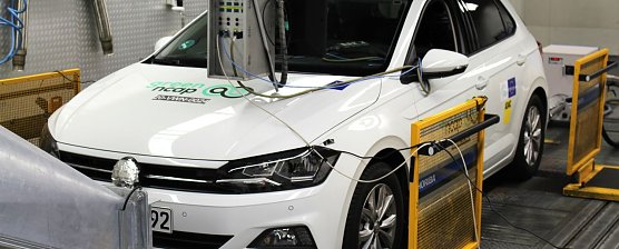 GreenNCAP setzt durch die Testprozedur hohe Anspr&uuml;che bei der Bewertung der Umweltfreundlichkeit von Fahrzeugen. Hier der VW Golf im ADAC Test. (Foto: ADAC/Test und Technik)