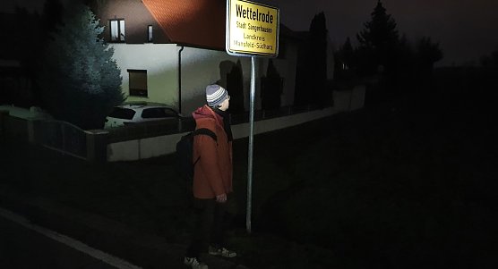 Zur Dokumentation unserer Langstreckenwanderung fotografierten wir Wanderwegs- und Stra&szlig;enwegweiser. (Foto: B. Schwarzberg)