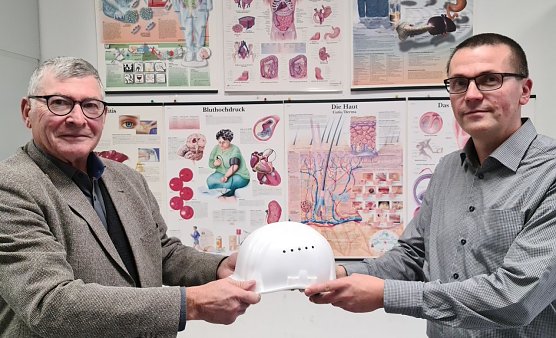 Dr. med. Helmut Ursin und sein Nachfolger, Herrn Markus Pietsch (Foto: S&uuml;dharz Klinikum Nordhausen)