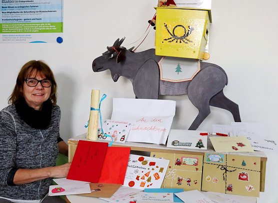 Die Leiterin der Stadtinformation, Birgit Adam, beim t&auml;glichen Leeren des Briefkastens (Foto: &copy;Stadtverwaltung Nordhausen)