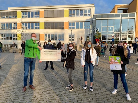 Die Sch&uuml;ler der Lessingschule spendeten f&uuml;r das Kinderhospiz Mitteldeutschland (Foto: Christina Prenzel)
