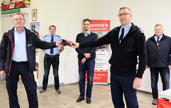 Foto v.l.n.r.:  Leiter der Berufsfeuerwehr Thomas Schink&ouml;th, Stefan Sch&ouml;nemann und Wehrf&uuml;hrer Carsten Vogel, Freiwillige Feuerwehr Nordhausen-Mitte, Jens Wenke Vorsitzender des F&ouml;rdervereins der FFw Nordhausen-Mitte  und Oberb&uuml;rgermeister Kai Buchmann (Mitte) (Foto: &copy;Stadtverwaltung Nordhausen)