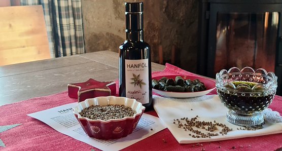 Ausgepresst und abgef&uuml;llt. Im Hintergrund der Presskuchen, der zu Mehl gemahlen werden kann. (Foto: nnz)