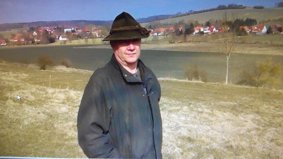 Jens Schlichting auf der Anh&ouml;he bei Mauderode. Im Hintergrund sein Dorf Gudersleben. (Foto: privat)