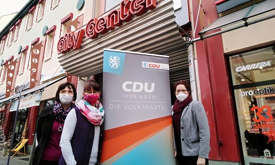 Anja Sturm, Kerstin Linsel und Kerstin Sommerfeld (von links) sind auch in der neuen CDU-Gesch&auml;ftsstelle und Bundestags-B&uuml;rgerb&uuml;ro von Manfred Grund im City-Center der Bahnhofstra&szlig;e Ansprechpartnerinnen f&uuml;r die Menschen im Landkreis Nordhausen (Foto: P.Grabe)