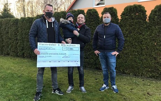 Tino Neander, der Burschenschulze, (links im Bild) hat alle Vereinsmitglieder um Hilfe gebeten. Fabian Klimm, auch Vereinsmitglied ist rechts im Bild. In der Mitte Vater und Sohn Bergmann� (Foto: privat)