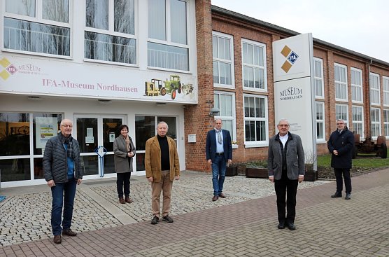 Landrat Matthias Jendricke, der 1. Beigeordnete Stefan N&uuml;&szlig;le und Carola B&ouml;ck, Vorsitzende des Ausschusses f&uuml;r Schulen, Kultur und Sport des Kreistages &uuml;bergaben dem Tr&auml;gerverein des IFA-Museums symbolisch die F&ouml;rdersumme. (Foto: Pressestelle Landratsamt Nordhausen)
