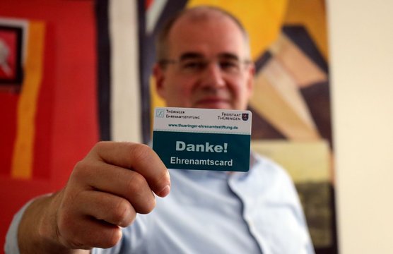 Landrat Matthias Jendricke mit der Ehrenamtscard (Foto: Pressestelle Landratsamt Nordhausen) Landrat Matthias Jendricke mit der Ehrenamtscard (Foto: Pressestelle Landratsamt Nordhausen)