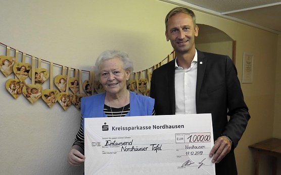 Ein Bild aus anderen Tagen:  Tafel-Chefin Helga Rathenau und WBG-Vorstand Sven D&ouml;rmann bei der Spenden&uuml;bergabe im vergangenen Jahr (Foto: WBG S&uuml;dharz)