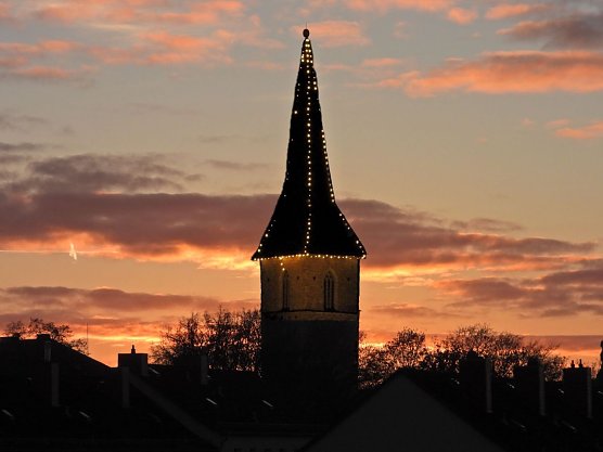 Der Petriturm im Abendrot (Foto: Peter Blei)