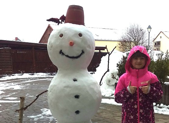 Lisa aus Sondershausen mit Schneemann  (Foto: Jaeger)