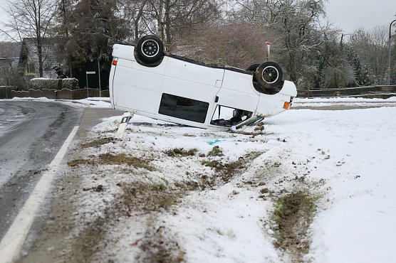 Von der Stra&szlig;e abgekommen und auf dem Dach gelandet (Foto: S. Dietzel)