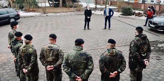 Besuch aus Erfurt: Landrat Matthias Jendricke und die Soldaten und Soldatinnen der Bundeswehr begr&uuml;&szlig;ten heute Th&uuml;ringens Innenminister Georg Maier (Foto: agl)