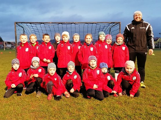 Harztorer G-Jugend in neuen Regenjacken (Foto: H.Hieronymus) Harztorer G-Jugend in neuen Regenjacken (Foto: H.Hieronymus)