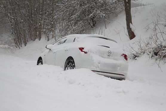 Wei&szlig;er Wagen im Stra&szlig;engraben (Foto: S.Dietzel)