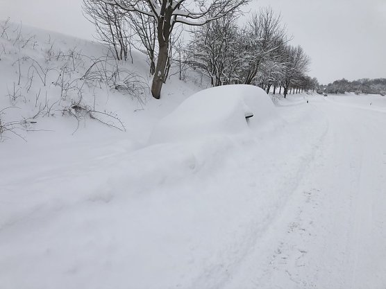 Eingeschneiter Pkw (Foto: S. Dietzel)